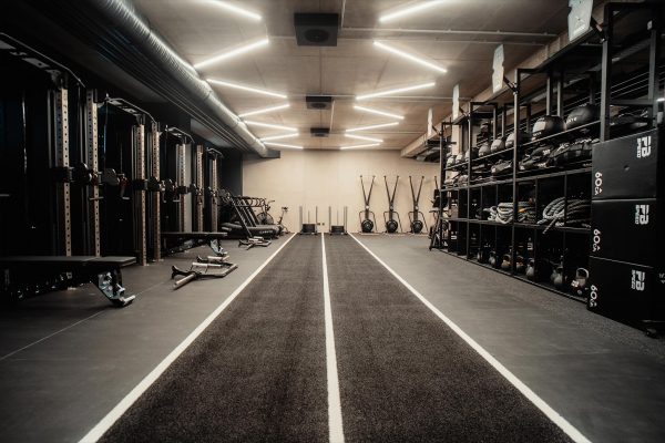 Basement Gym – High Impact Training mit Kraft-, Cardio- und HYROX-Elementen