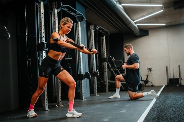 Basement Gym – High Impact Training mit Kraft-, Cardio- und HYROX-Elementen